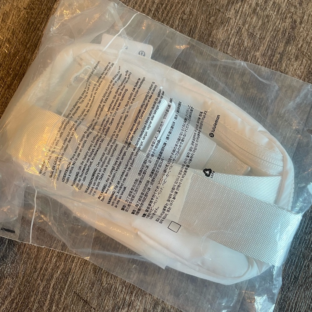 NWT Lululemon White Belt Bag - Picture 4 of 5
